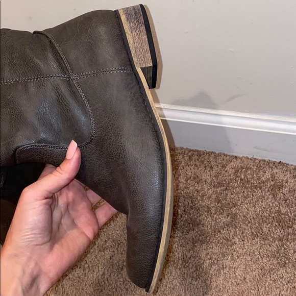 Gray boots - Picture 4 of 4